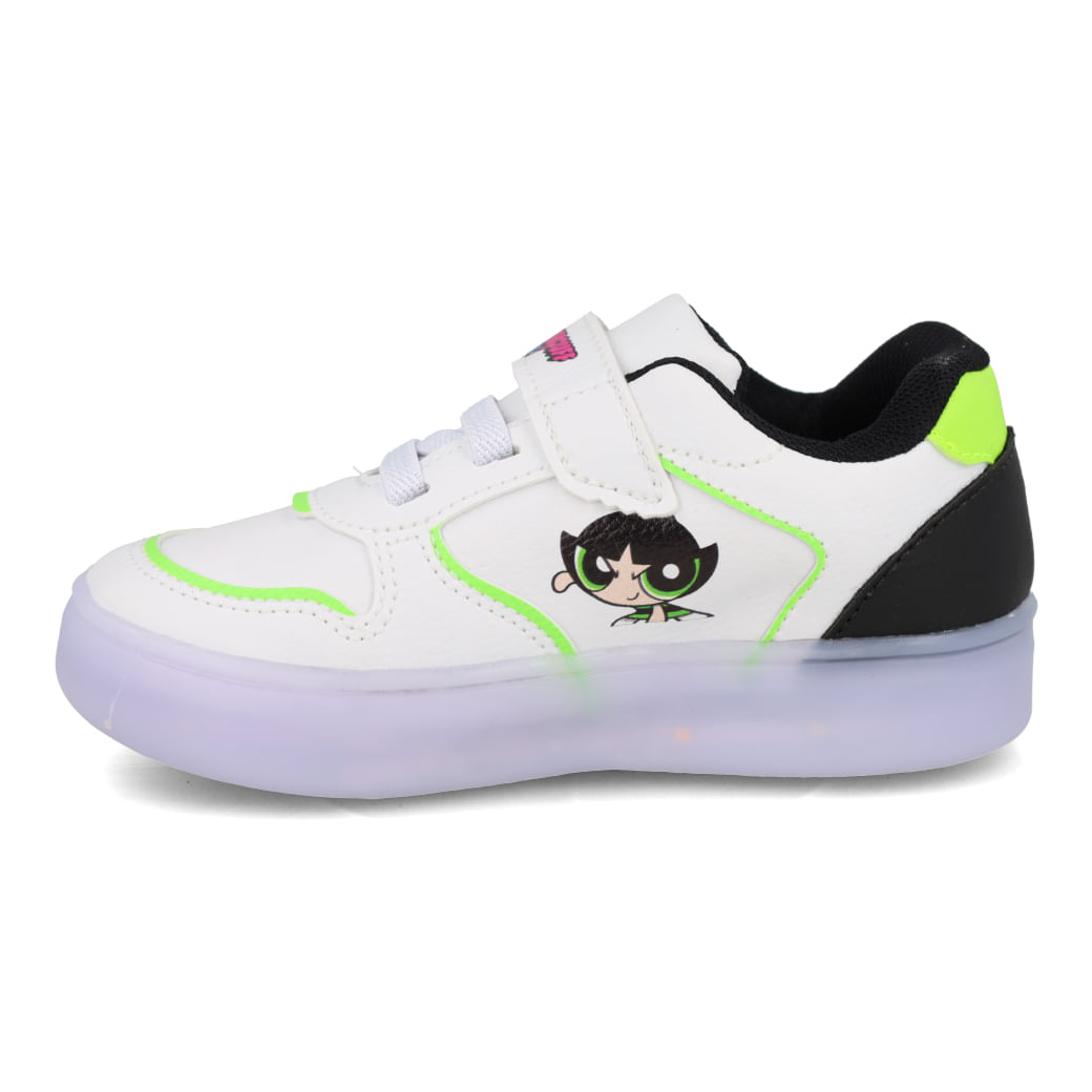 Tênis infantil feminino branco com detalhes verdes visto em ângulo para ajuste